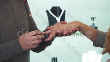 一个戴着钻石戒指的男人在他女朋友的手指上